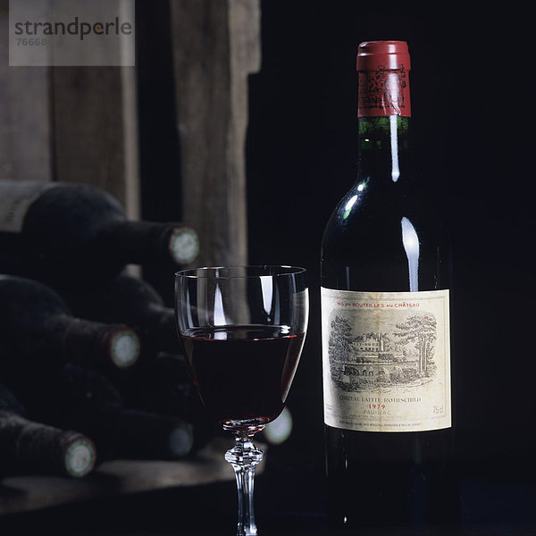 Flasche Wein  Ch‚teau Lafite-Rothschild 1979  Grand Cru von Pomerol  Bordeaux  Frankreich  Europa