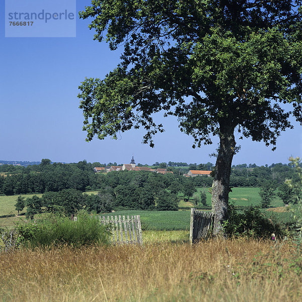 Agrarlandschaft mit Dorf  Creuse  Limousin  Frankreich  Europa