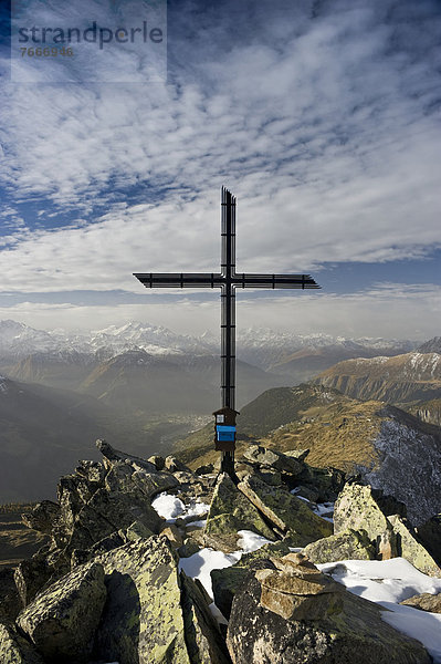 Gipfelkreuz am Bettmerhorn  hinten das Rhonetal und die Walliser Alpen  Bettmeralp  Wallis  Schweiz  Europa
