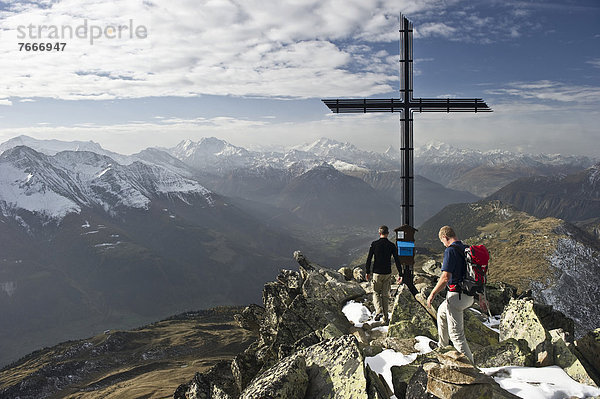 Kletterer am Bettmerhorn  hinten das Rhonetal und die Walliser Alpen  Bettmeralp  Wallis  Schweiz  Europa