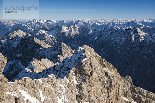 Blick von Zugspitze auf östliche Alpen  Garmisch-Partenkirchen  Grainau  Oberbayern  Bayern  Deutschland  Europa