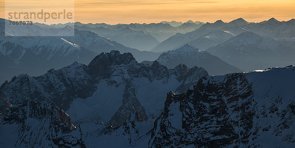 Blick von Zugspitze nach Südwesten mit Ötztal  Pitztal  Wildspitze  Garmisch-Partenkirchen  Grainau  Oberbayern  Bayern  Deutschland  Europa