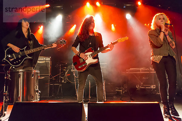 Die Schweizer Frauenrockband Velvet Two Stripes live in der Schüür  Luzern  Schweiz  Europa