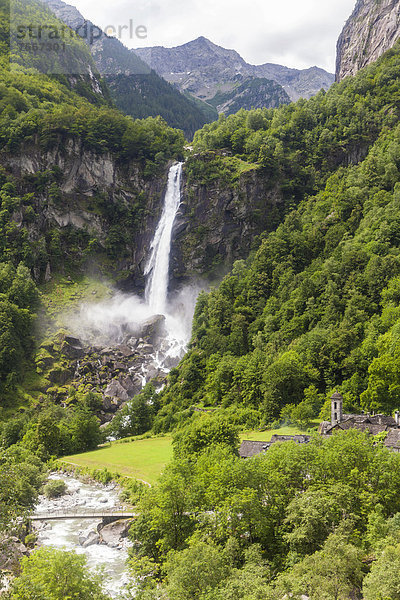 Wasserfall von Foroglio mit Dorfansicht  Val Bavona  Valle Maggia  Tessin  Schweiz  Europa
