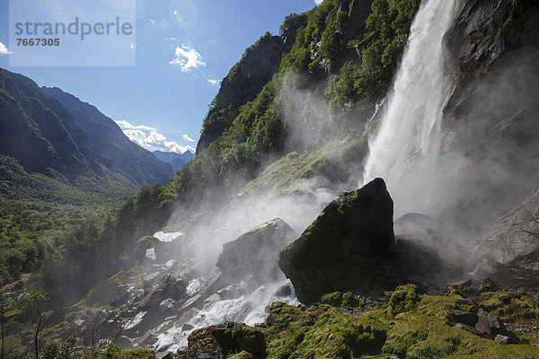 Wasserfall von Foroglio  Val Bavona  Valle Maggia  Tessin  Schweiz  Europa
