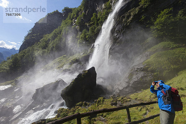 Ein Mann beim Wandern am Wasserfall von Foroglio  Val Bavona  Valle Maggia  Tessin  Schweiz  Europa