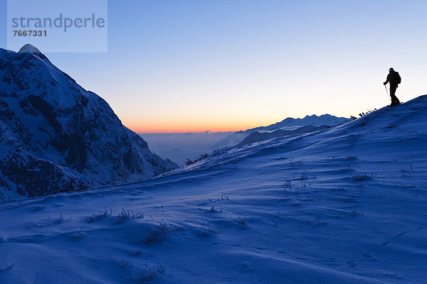 Ein Mann bei einer Schneeschuhtour am Torrener Joch  Blick zum Grimming  Krippenstein  Plassen  Berchtesgadener Land  Bayern  Deutschland  Europa