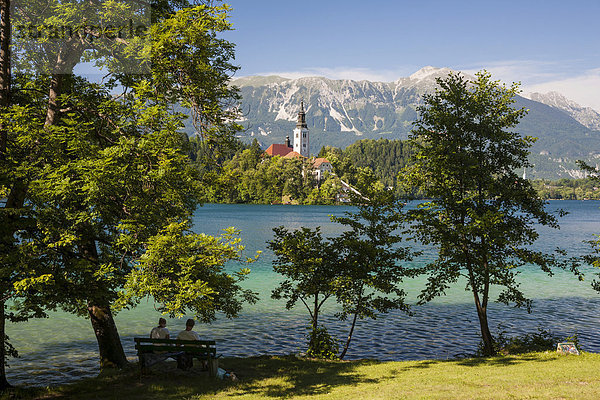 Bleder See  Blick zur Wallfahrtsinsel und zu den Steiner Alpen  Nationalpark Triglav  Slowenien  Europa