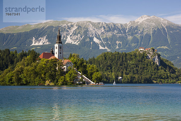 Bleder See  Blick zur Wallfahrtsinsel  zur Burg und zu den Steiner Alpen  Nationalpark Triglav  Slowenien  Europa