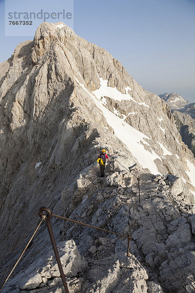 Bergsteiger unterwegs auf einem Grat  Aufstieg am Normalweg zum Triglav  Nationalpark Triglav  Slowenien  Europa