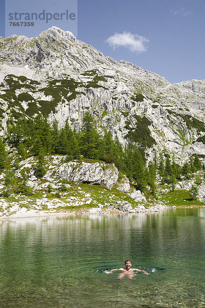 Ein Mann beim Nacktbaden im Bergsee Veliko Jezero  Sieben-Seen-Tal  Nationalpark Triglav  Slowenien  Europa