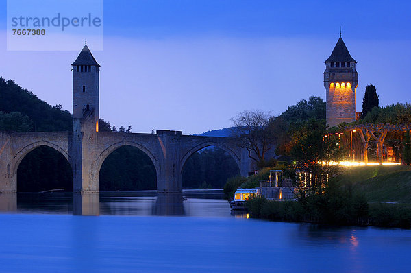 Brücke Pont Valentre über die Lot in der Abenddämmerung  Cahors  DÈpartement Lot  Quercy  Via Podiensis  Jakobsweg  Frankreich  Europa