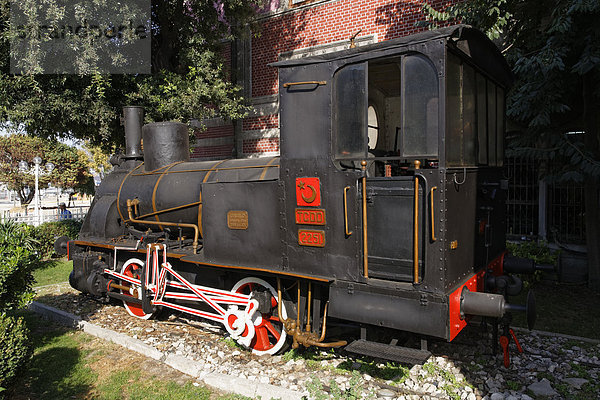 Dampflokomotive aus deutscher Produktion als Denkmal vor Bahnhof Sirkeci  Endbahnhof vom Orient-Express  Istanbul  Türkei  Europa