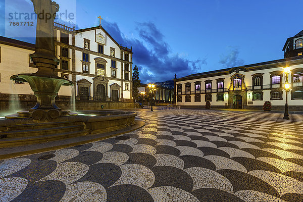 Die Kirche Igreja Sao Joao und das Rathaus von Funchal  auch Camara Municipal  Praco do Municipio