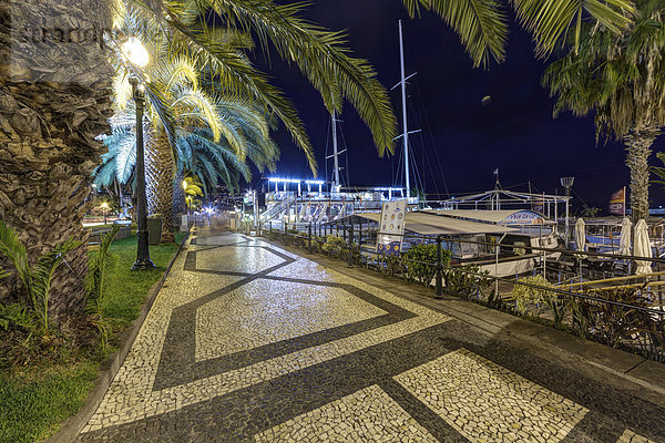 Ein zum Restaurant umgebautes Schiff an der Promenade von Funchals Hafen