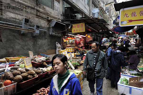Passanten auf einem Straßenmarkt in Chung Wan  Central District  Hong Kong Island  Hongkong  China  Asien