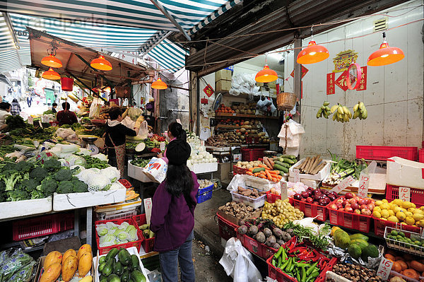 Obst und Gemüse auf einem Markt in Chung Wan  Central District  Hong Kong Island  Hongkong  China  Asien