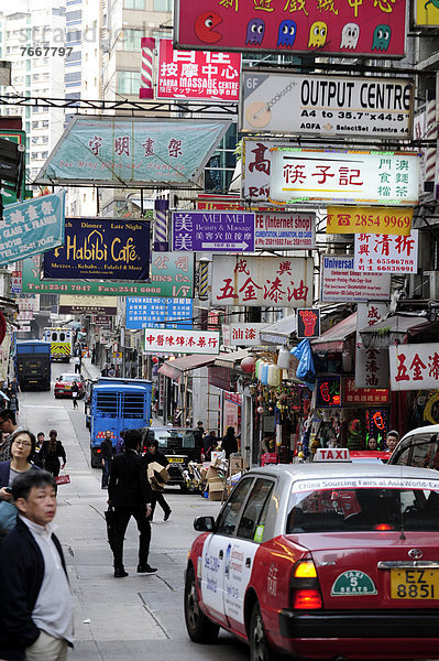 Straße voller Werbung  Aushängeschilder in Chung Wan  Central District  Hong Kong Island  Hongkong  China  Asien