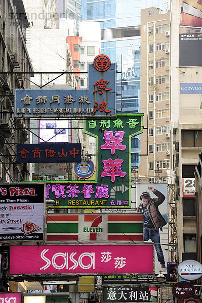 Werbung  Aushängeschilder in Chung Wan  Central District  Hong Kong Island  Hongkong  China  Asien