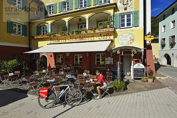 Radfahrer pausiert vor dem Cafe Cupido  Marktschellenberg  Berchtesgaden  Oberbayern  Bayern  Deutschland  Europa