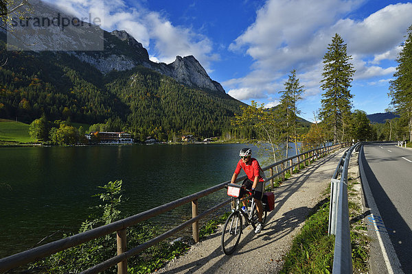 Radfahrer am Hintersee  Ramsau  Berchtesgaden  Oberbayern  Bayern  Deutschland  Europa