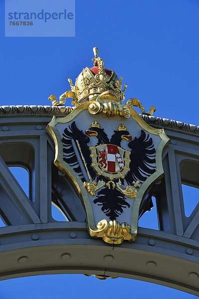 Österreichisches Wappen an der Länderbrücke zwischen Bayern und dem Salzburger Land  Laufen  Chiemgau  Oberbayern  Bayern  Deutschland  und