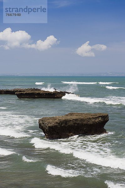 Felsen in der Brandung  Echo Beach  Surfstrand  Batubelig  Seminyak  Bali  Indonesien  Asien