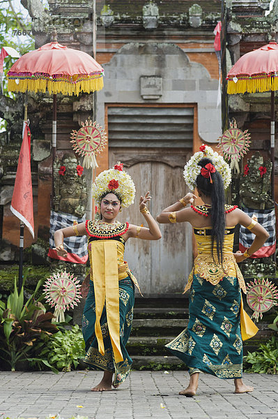Tänzerinnen beim Barong-Tanz  Batubulan  Bali  Indonesien  Asien