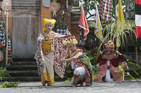 Tänzerinnen beim Barong-Tanz  Batubulan  Bali  Indonesien  Asien