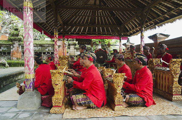 Gamelanmusiker  Gamelanorchester  Batubulan  Bali  Indonesien  Asien