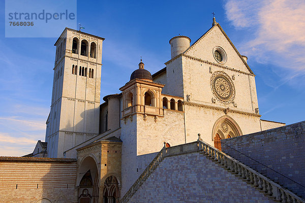 Die obere Fassade der Päpstlichen Basilika des Heiligen Franziskus von Assisi  Basilica Papale di San Francesco  Assisi  Italien  Europa