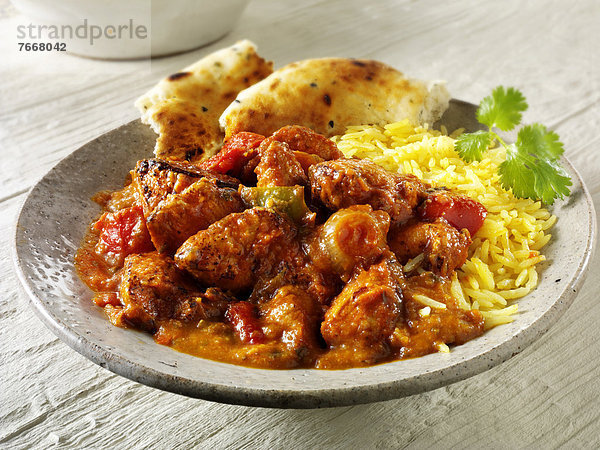 Chicken Jalfrezi vom Holzkohlegrill mit Reis und Naan-Brot  indisches Gericht