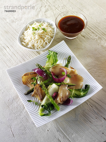 Orientalisches vegetarisches Wok-Gemüse  Pak Choi  Spargel und Hoisin-Sauce