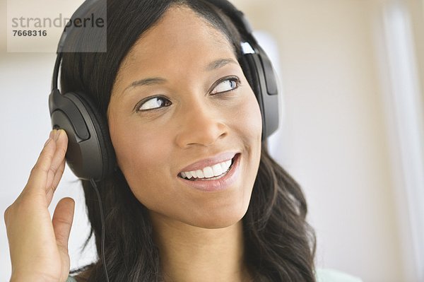Frau Musikhören auf Kopfhörer
