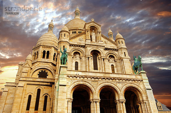 Basilika SacrÈ-C?ur  Herz-Jesu-Basilika von Paris  bei Sonnenuntergang  Montmartre  Paris  Frankreich  Europa