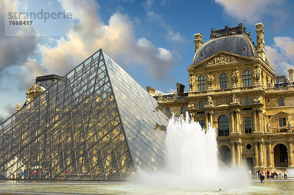 Die Pyramide am Eingang des Louvre  Paris  Frankreich  Europa