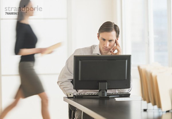 Office Worker verwenden Computer