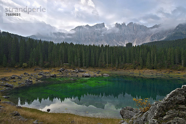 Karersee und Latemar-Gruppe  Dolomiten  Südtirol  Italien  Europa