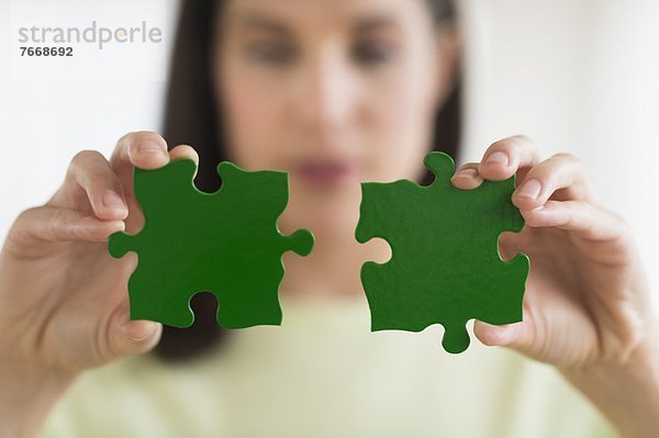 Frau  grün  halten  Puzzle  Gegenstand