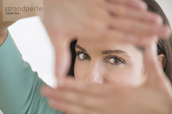 Frau  sehen  Blick in die Kamera  blättern