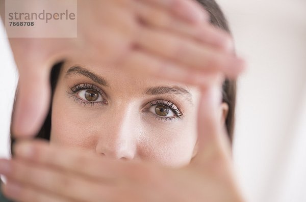 Frau  sehen  Blick in die Kamera  blättern