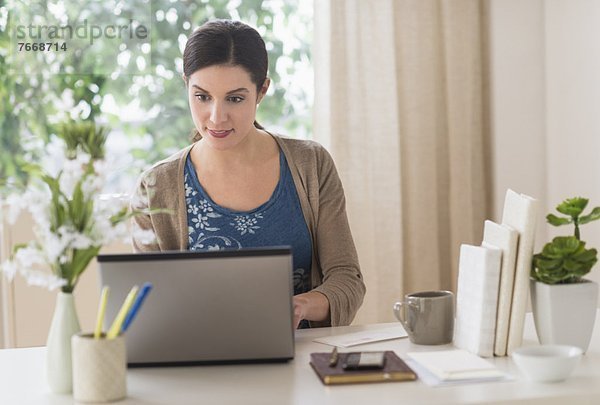 Frau Notebook arbeiten