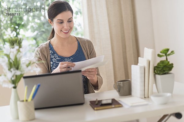 Frau arbeiten Heimarbeitsplatz