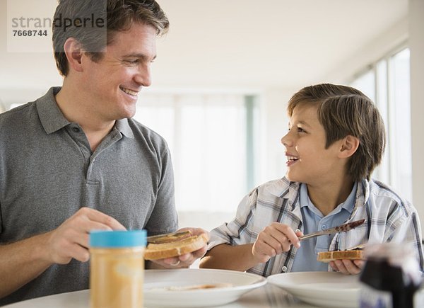 Menschlicher Vater  Sohn  5-9 Jahre  5 bis 9 Jahre  essen  essend  isst  Mittagessen