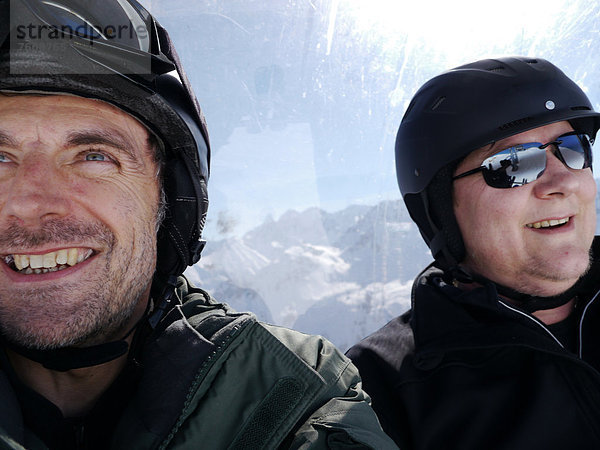 Zwei Skifahrer am Fellhorn  Oberstdorf  Allgäu  Bayern  Deutschland  Europa