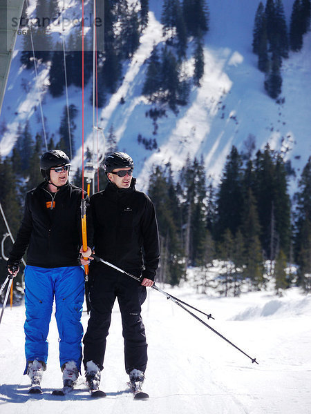 Zwei Skifahrer im Schlepplift am Fellhorn  Oberstdorf  Allgäu  Bayern  Deutschland  Europa