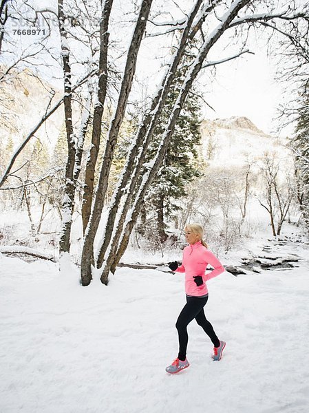 Frau  Winter  Wald  joggen