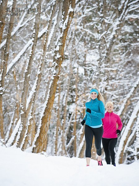 Frau  Winter  Wald  joggen  2