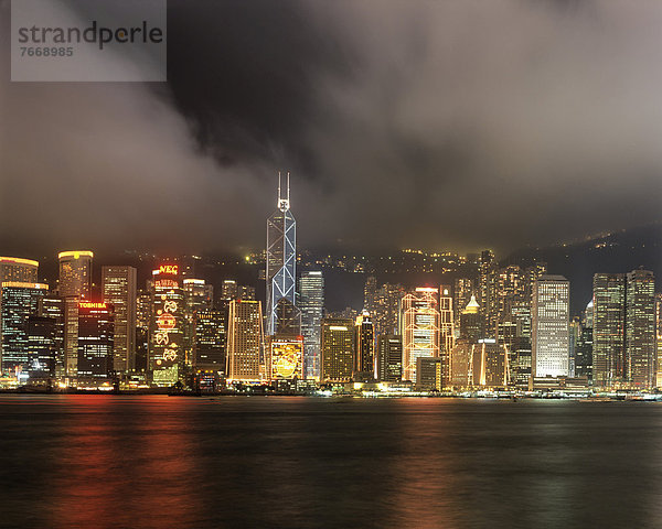 Skyline von Victoria Island  Bank of China Tower  Blick von Kowloon  Nachtaufnahme