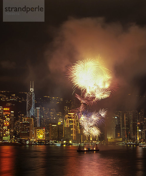 Feuerwerk vor der Skyline von Victoria Island  Blick von Kowloon  Nachtaufnahme
